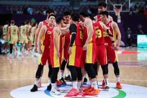 媒体人：说实话，中国篮球确实比中国足球争气，足球何日出头啊！-1