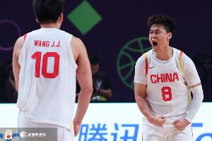 媒体人：男篮终于以正面形象喜提热搜榜首 我们就该做亚洲最强队-1
