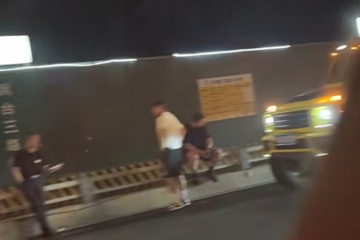 倒霉网传韦世豪赛后驾驶机动车遭追尾或擦挂，在等待交警处理-1