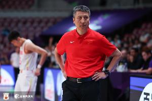 王俊杰：赛后很多队员都流下眼泪 郭导开会时“眼眶里全是泪水”-1