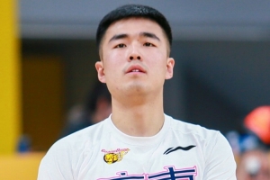 媒体人：张文逸留广东因成长空间 杜锋骂归骂&一直都愿给纠错机会-1