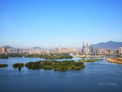双人床上剧烈运动打扑克：两人床上激烈游戏，牌局欢腾-2